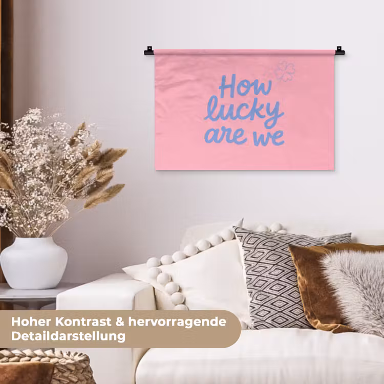 How lucky are we - Klavervier - Roze - Blauw Wandkleed katoen klein -tsfeer1_DE