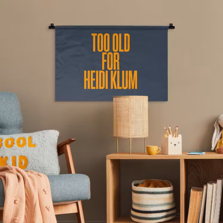 Too old for heidi klum - Geel - Blauw Wandkleed katoen klein -wsfeer4_kind