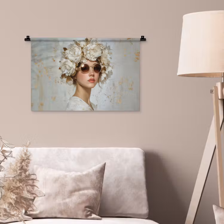 Schilderij - Vrouw - Zonnebril - Bloemenkrans Wandkleed katoen klein -sfeer4