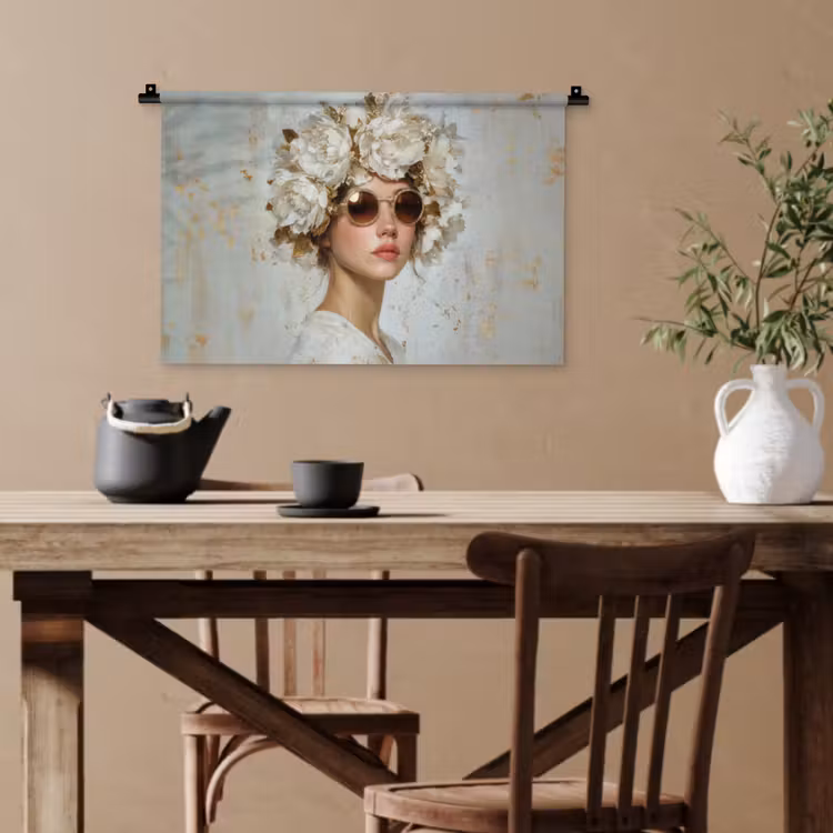 Schilderij - Vrouw - Zonnebril - Bloemenkrans Wandkleed katoen klein -sfeer6