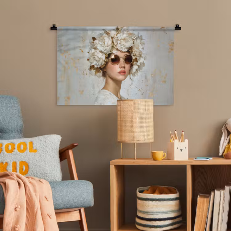 Schilderij - Vrouw - Zonnebril - Bloemenkrans Wandkleed katoen klein -wsfeer4_kind
