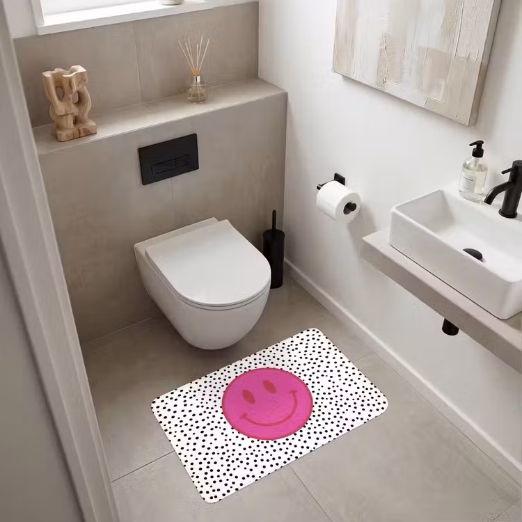Smiley - Roze - Stippen WCmat middel -sfeer1