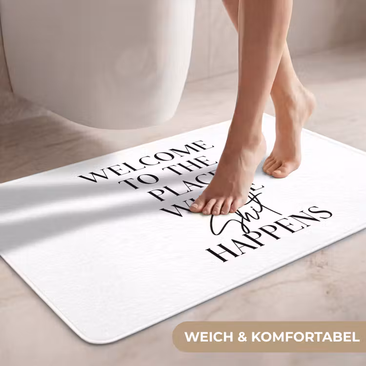 Quotes - Welcome to the place where shit happens - Wit - Humor WCmat middel -USP_ZachtDE