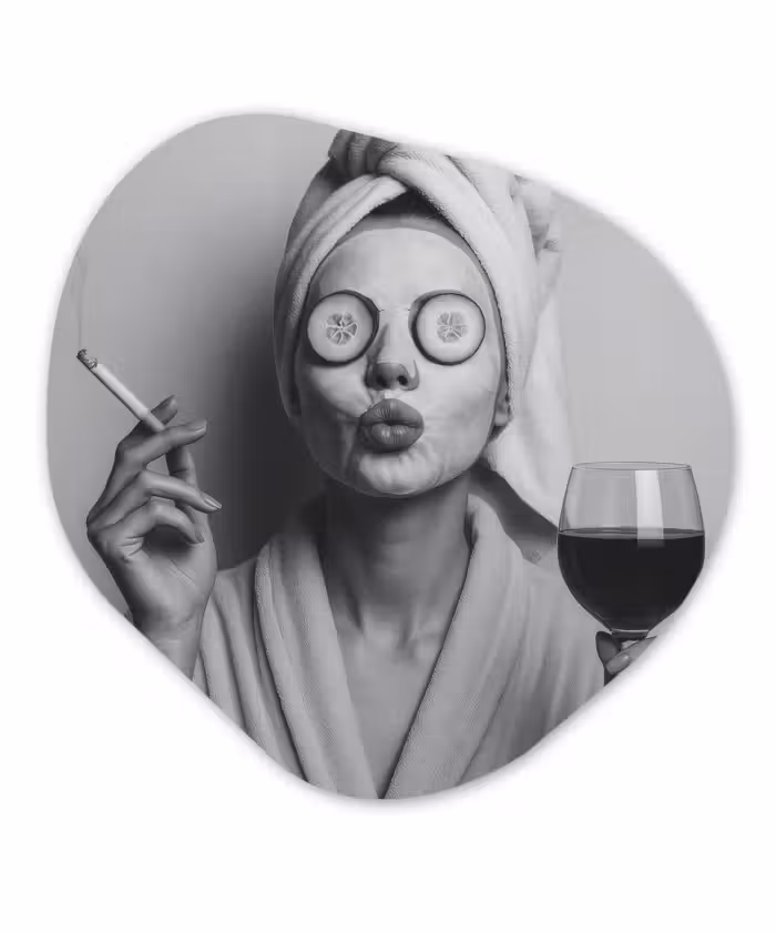 Glasbild Organische Form - Frau - Maske - Wein - Zigarette
