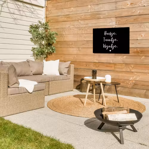 Huisje, tuintje, wijntje - Quotes - Tekst - Wijn - Thuis Tuinposter op houten frame 2 cm dik klein -sfeer2