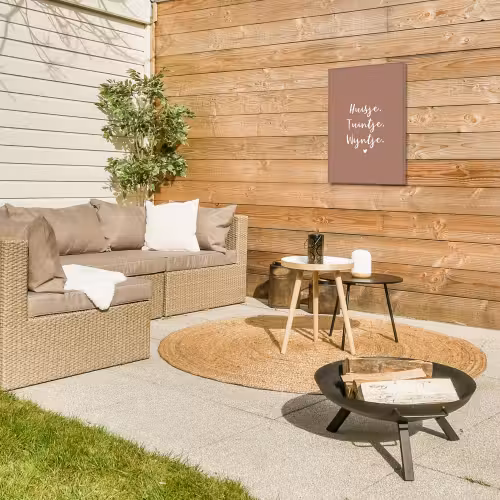 huisjetuintjewijntje-roze Tuinposter op houten frame 2 cm dik klein -sfeer2