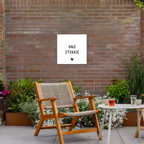 Ons stekkie - Spreuken - Quotes Tuinposter op houten frame 2 cm dik klein -sfeer3