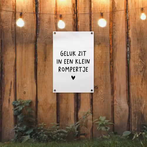 Geluk zit in een klein rompertje - Quotes - Spreuken tuinposter los doek klein -sfeer1