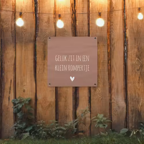 Spreuken - Geluk zit in een klein rompertje - Quotes tuinposter los doek klein -sfeer1