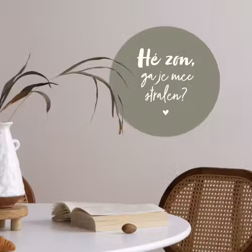 Spreuken - Zomer - Hé zon, ga je mee stralen? - Zon - Tekst Wandcirkel behangsticker klein -sfeer3