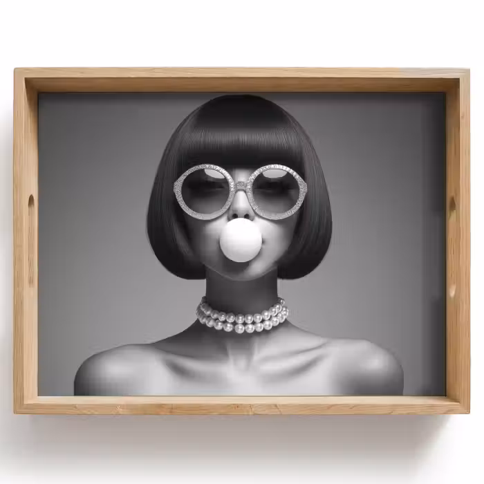 Tablett - Frau - Schwarz und weiß - Halskette - Sonnenbrille