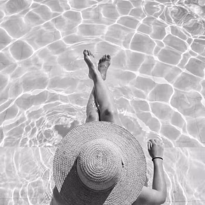 Tapete - Pool - Hut - Wasser - Schwarz - Weiß - Sommerlich