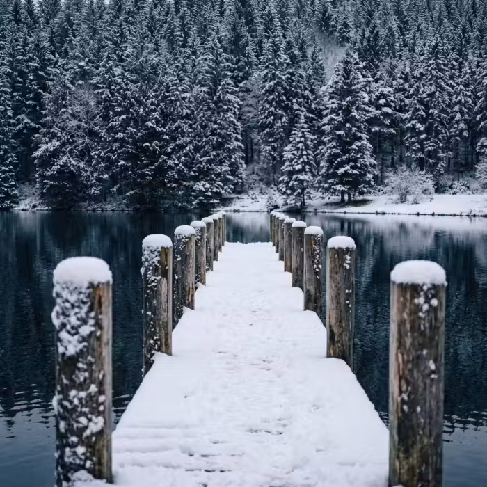 Tapete - Steg - See - Schnee - Berge - Ruhe