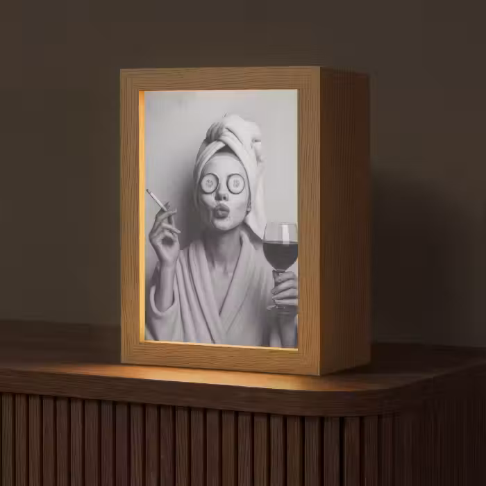 Tischlampe - Frau - Maske - Wein - Zigarette
