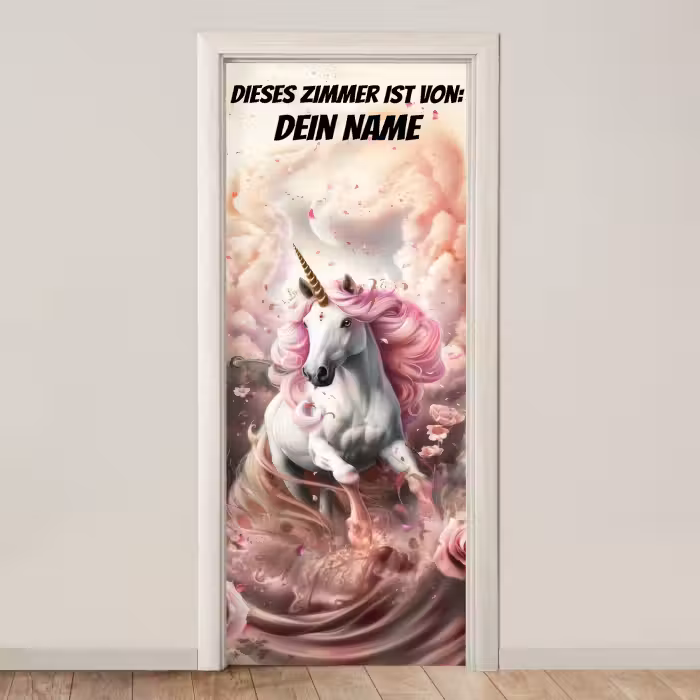 Türtapete mit Name - Einhorn mit rosa Mähne in magischer Wolkenlandschaft mit personalisierbarem Text oben.