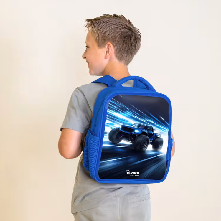 Kinderrucksack - Blau - Monstertruck rast durch die Lichtgeschwindigkeit — 5