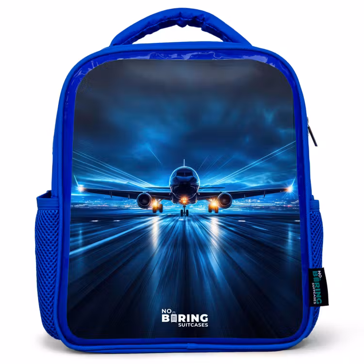 Kinderrucksack - Blau - Ein Flugzeug hebt in einer futuristischen Nachtlandschaft ab — 1