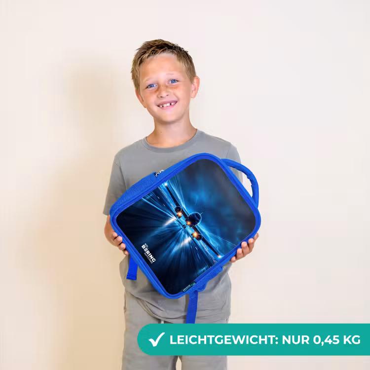Kinderrucksack - Blau - Ein Flugzeug hebt in einer futuristischen Nachtlandschaft ab — 2