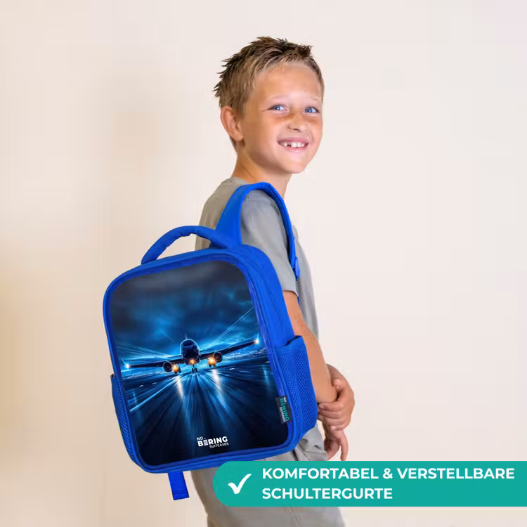 Kinderrucksack - Blau - Ein Flugzeug hebt in einer futuristischen Nachtlandschaft ab — 3