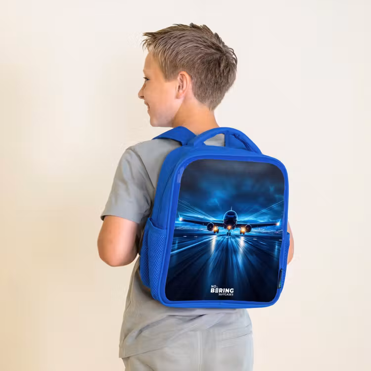 Kinderrucksack - Blau - Ein Flugzeug hebt in einer futuristischen Nachtlandschaft ab — 5