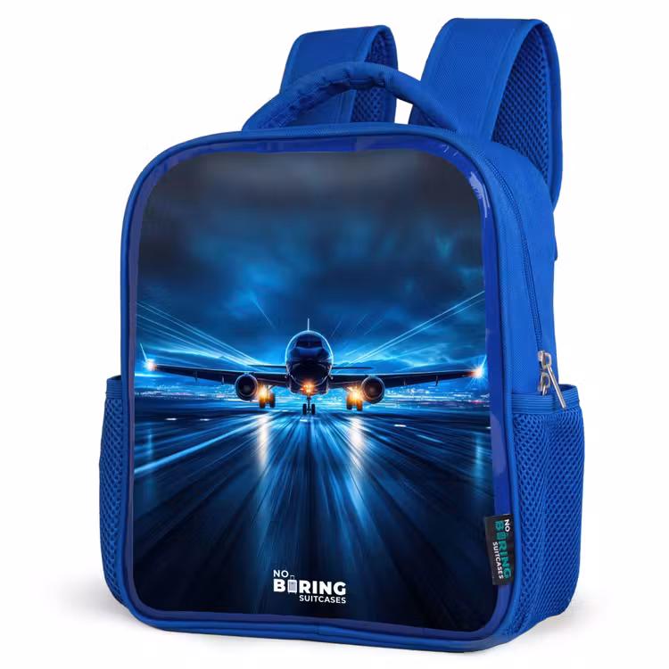 Kinderrucksack - Blau - Ein Flugzeug hebt in einer futuristischen Nachtlandschaft ab — 8