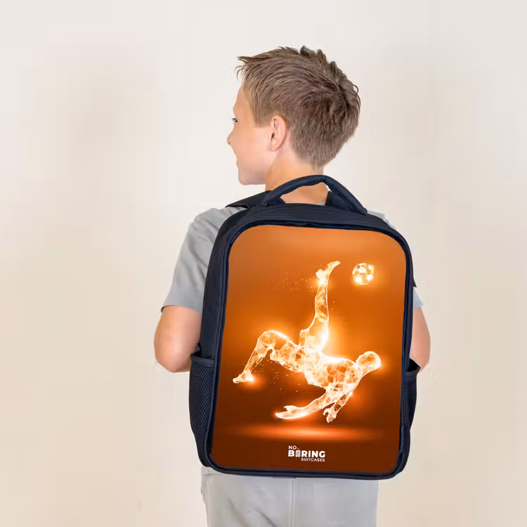Kinderrucksack - Schwarz - Orangefarbener Leichtfußballer im Schwebemoment — 2
