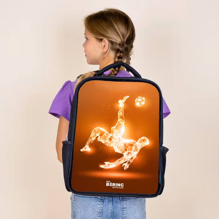 Kinderrucksack - Schwarz - Orangefarbener Leichtfußballer im Schwebemoment — 4