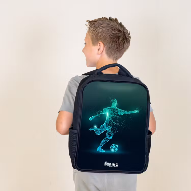 Kinderrucksack - Schwarz - Fußballer kickt mit Gewalt in digitaler Form — 2
