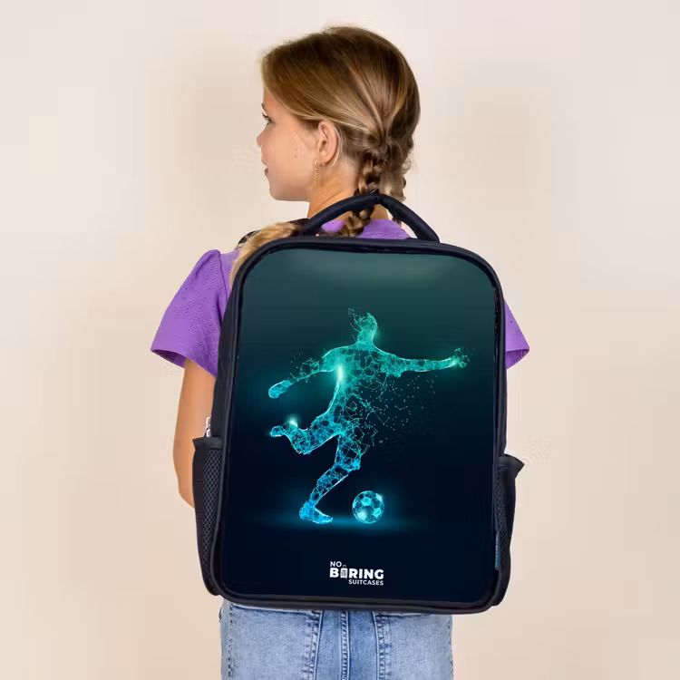 Kinderrucksack - Schwarz - Fußballer kickt mit Gewalt in digitaler Form — 4