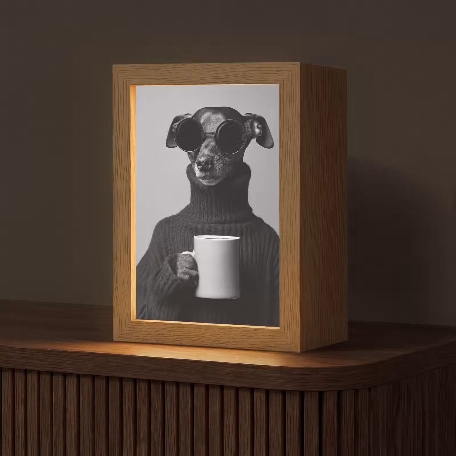 Tischlampe - Rollkragenpullover - Hund - Brille - Becher — 1