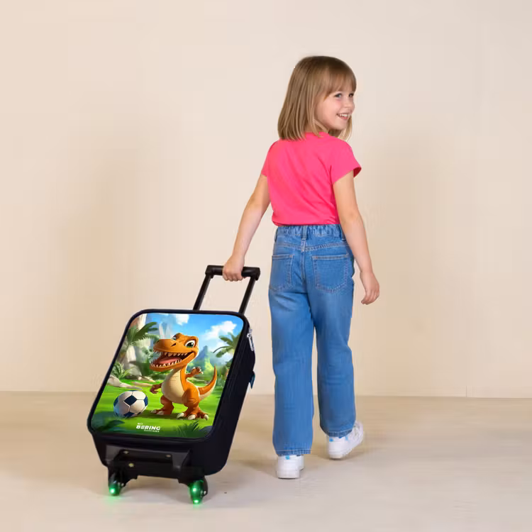 Kinderkoffer - Dino mit einem Fußball in grüner Landschaft — 3