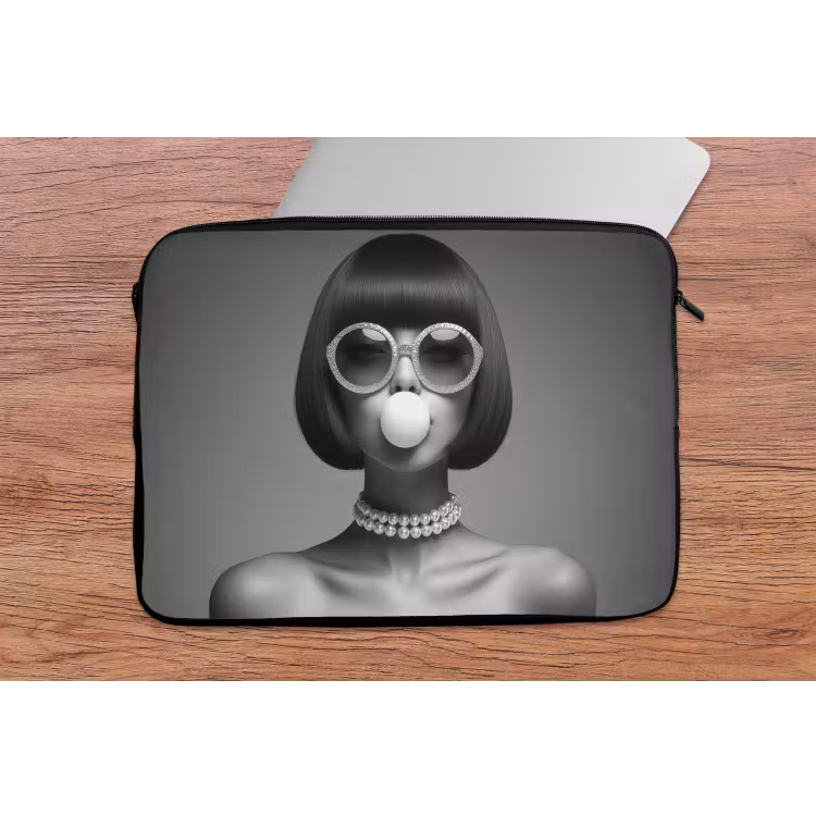 Laptop hülle - Frau - Schwarz und weiß - Halskette - Sonnenbrille — 2