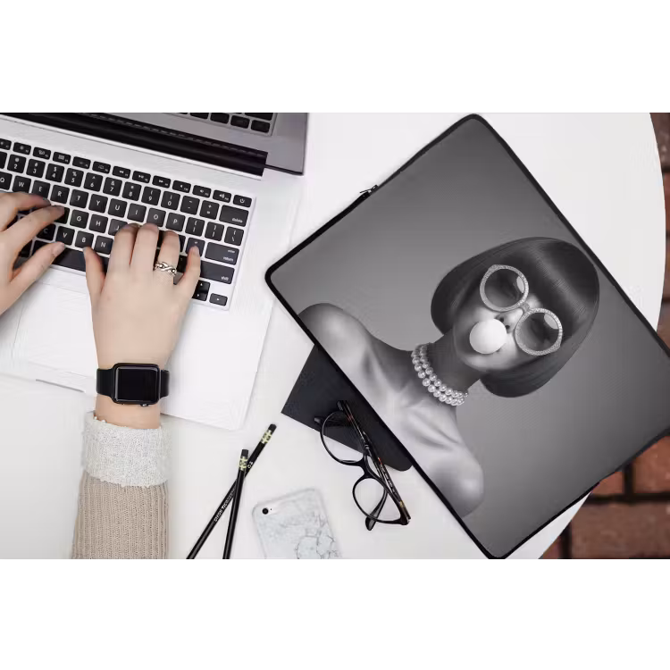 Laptop hülle - Frau - Schwarz und weiß - Halskette - Sonnenbrille — 3