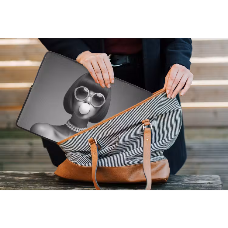 Laptop hülle - Frau - Schwarz und weiß - Halskette - Sonnenbrille — 4