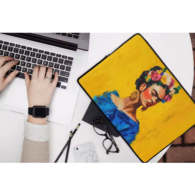 Laptop hülle - Frida Kahlo - Frau - Gelb - Blau - Blumen — 3