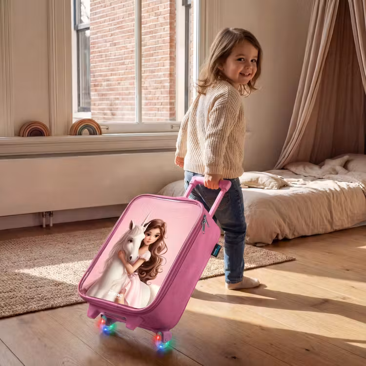 Kinderkoffer Rosa - Mädchen mit weißem Einhorn auf rosa Hintergrund — 3