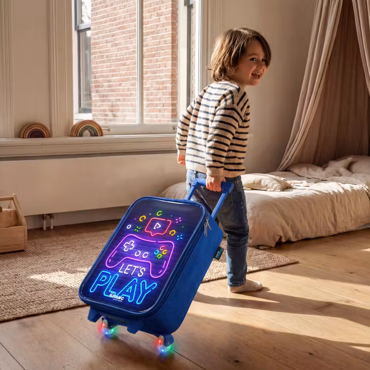 Kinderkoffer Blau - Neon-Controller vor einer Backsteinmauer — 3