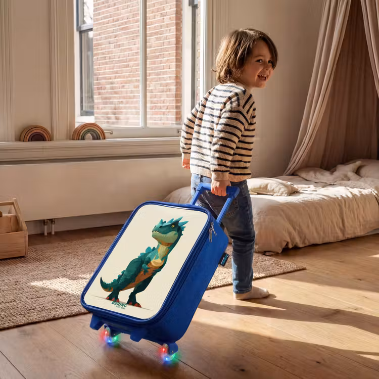 Kinderkoffer Blau - Gehörnter Dino mit scharfen Blicken — 3