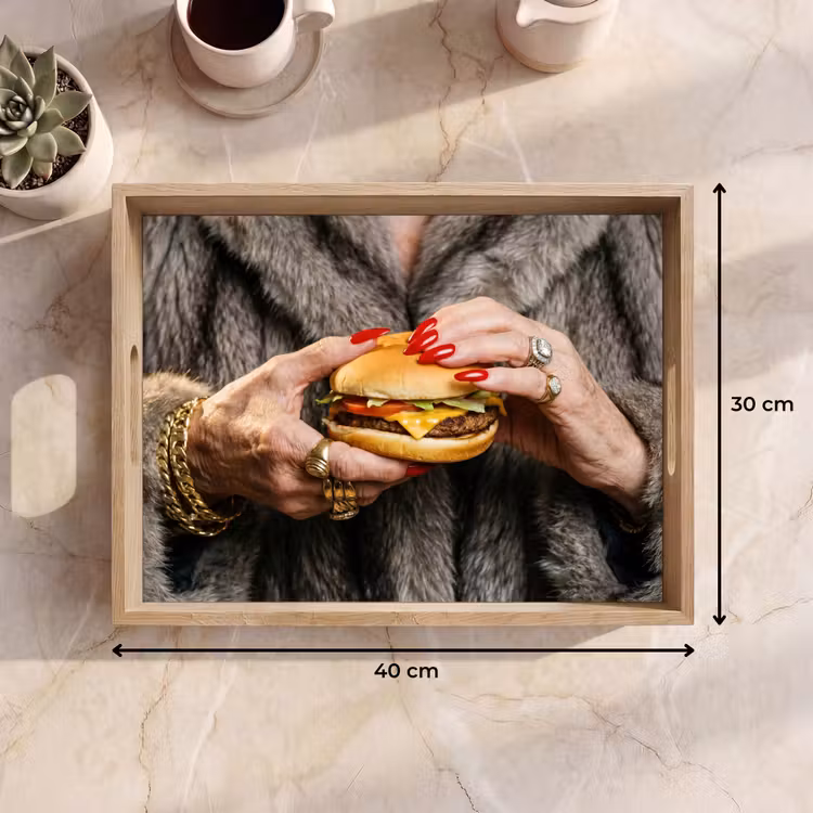 Tablett - Frau - Hamburger - Pelzmantel — 9
