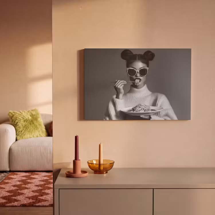 Leinwandbild - Frau - Nudeln - Sonnenbrille — 2