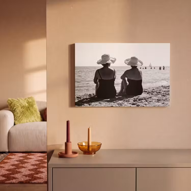 Leinwandbild - Frauen – Sonnenhut – Strand – Schwarz – Weiß — 2