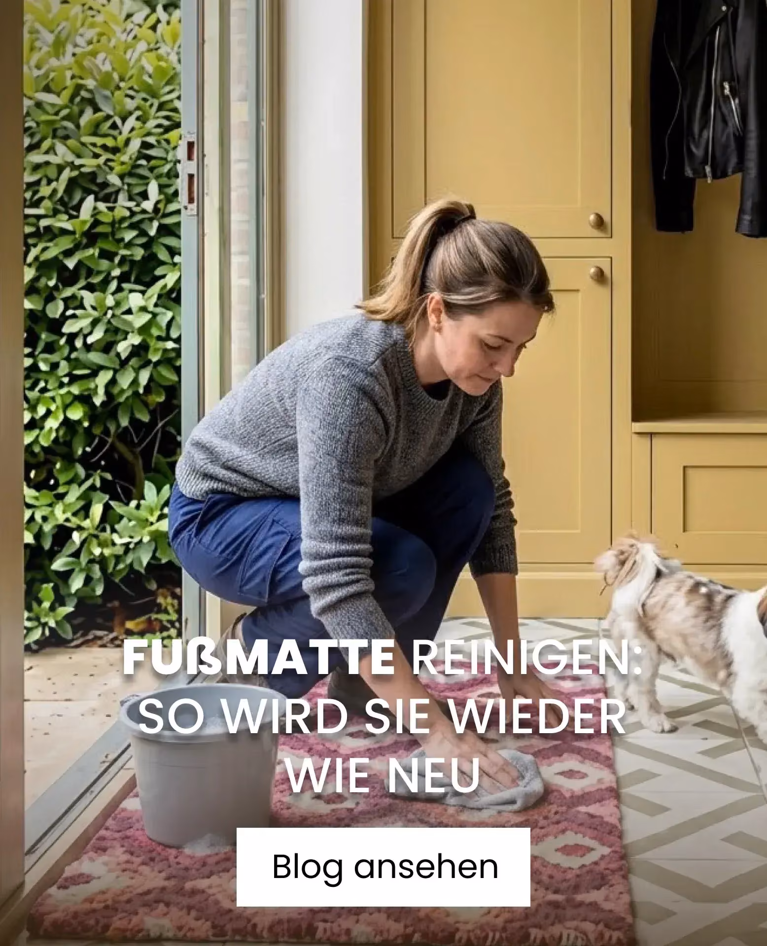 Frau, die die Fußmatte reinigt
