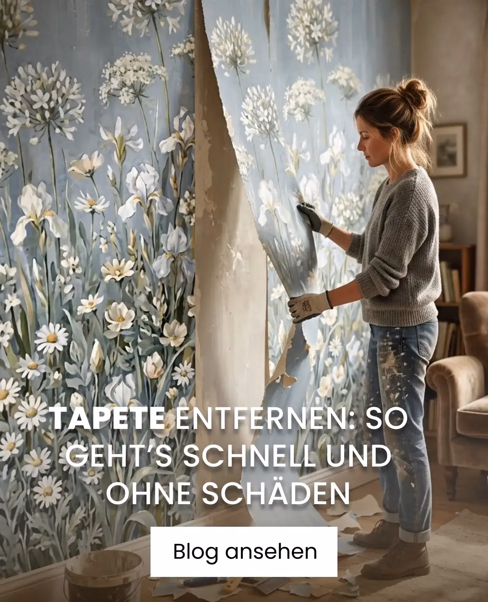 Frau, die Tapete entfernt