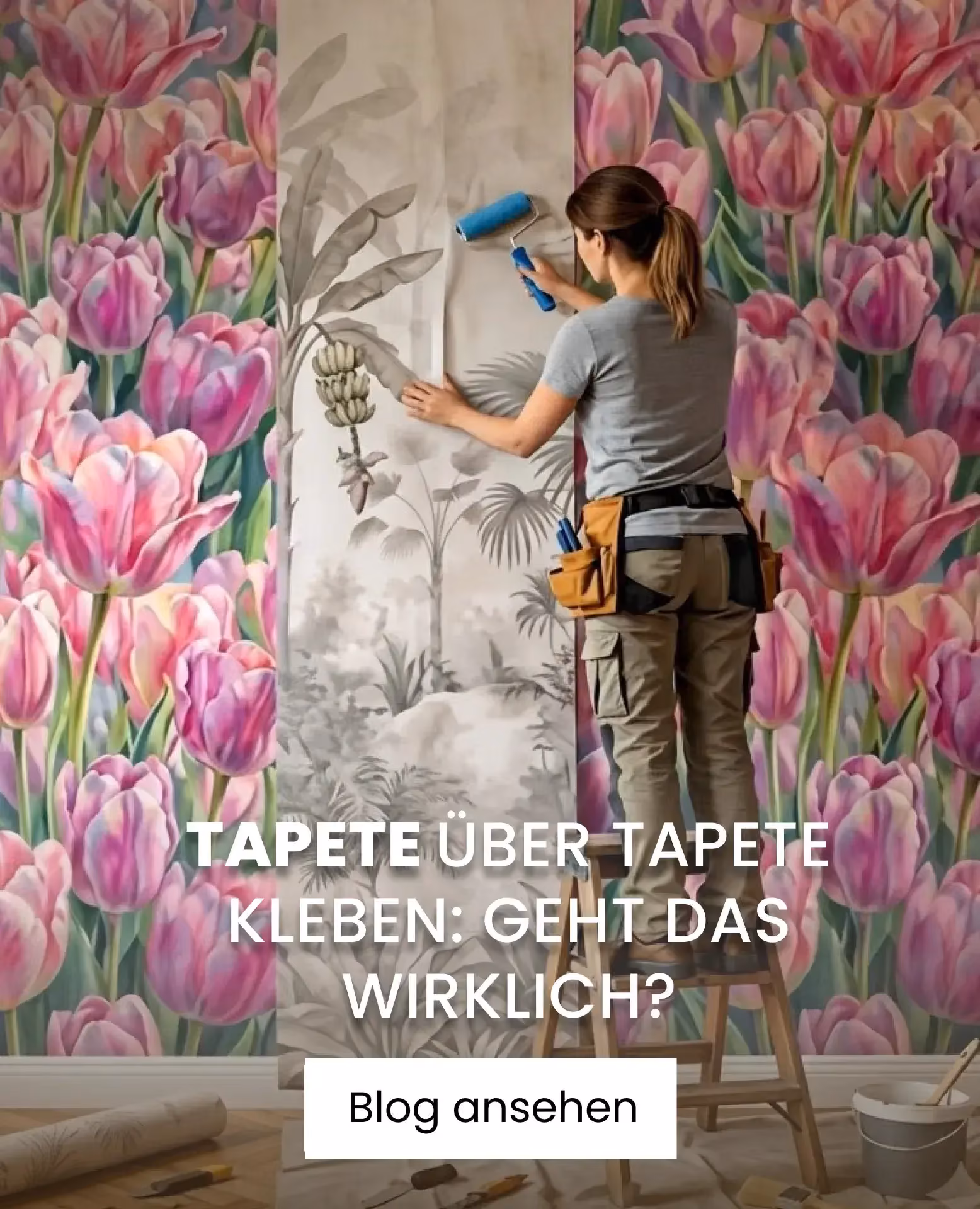 Frau, die Tapete über Tapete macht