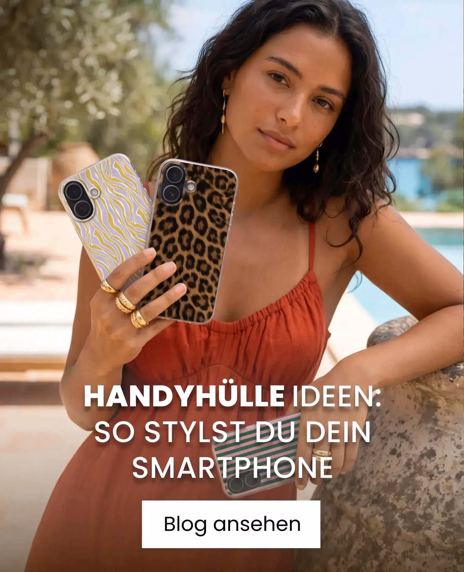 Frau mit zwei Handyhüllen