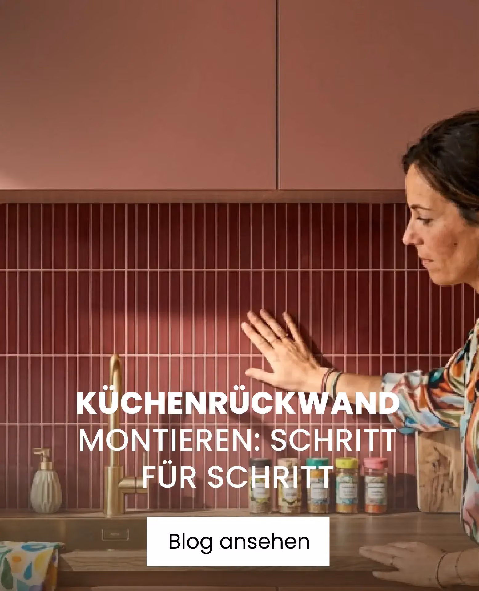 Frau montiert Kuchenrückwand.
