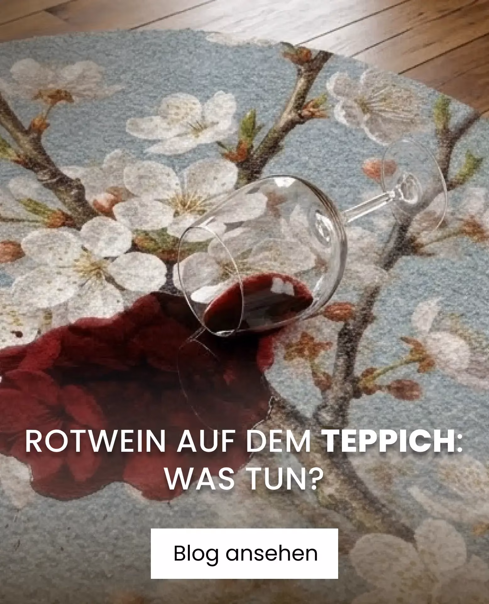 Glas mit Rotwein auf Teppich