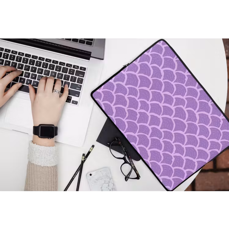 Laptop hülle - Lila – Schuppen – Muscheln – Handgezeichnet – Muster — 3