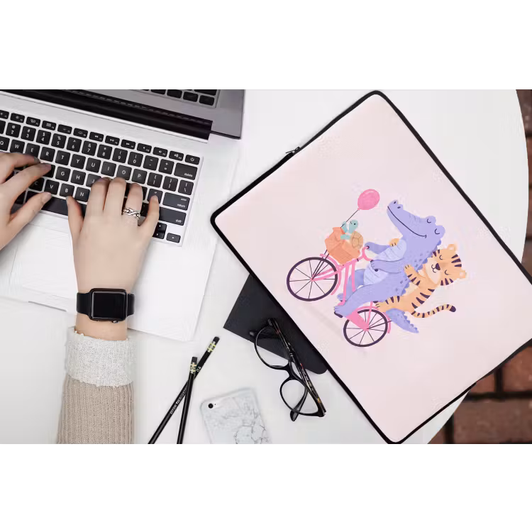 Laptop hülle - Tiere – Fahrrad – Freundschaft – Illustration – Rosa — 3