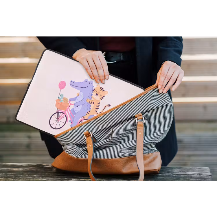 Laptop hülle - Tiere – Fahrrad – Freundschaft – Illustration – Rosa — 4
